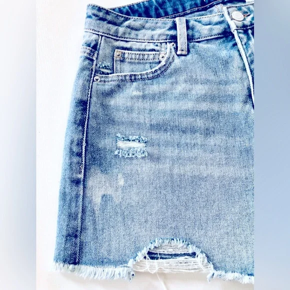 100% cotton Distressed, vintage, blue denim 5 Pocket Shorts size 6 Natural waist - Picture 3 of 11